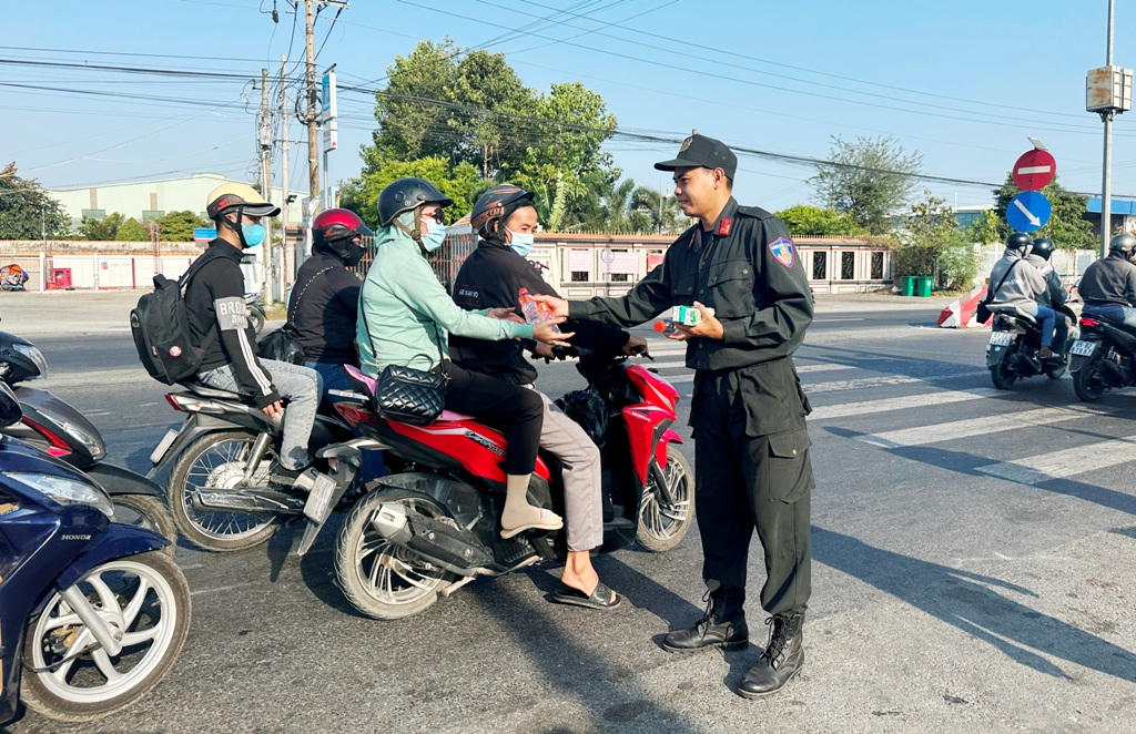 Sự kiện - CSGT Công an Vĩnh Long tặng nước suối và sữa cho người dân (Hình 4).