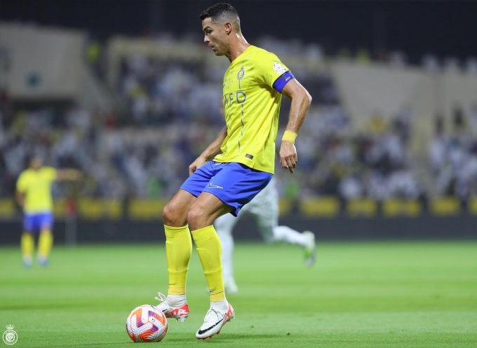 Ronaldo dribbles the ball during the match against Al Fateh at Prince Abdullah bin Jalawi Stadium, Al-Hasa city, Saudi Arabia on August 25, 2023. Photo: ANFC