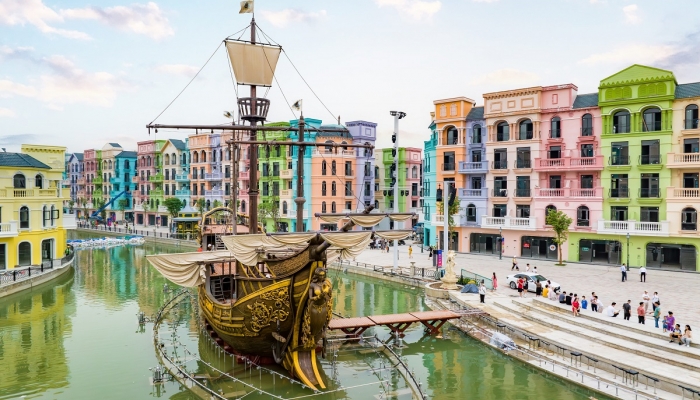 Witnessing the "commercial port" The Venice before the opening day of Mega Grand World Hanoi