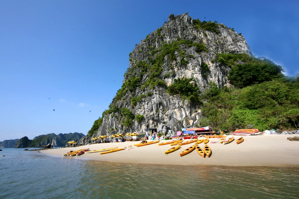 Ha Long Bay opens 7 luxury beaches for world billionaires