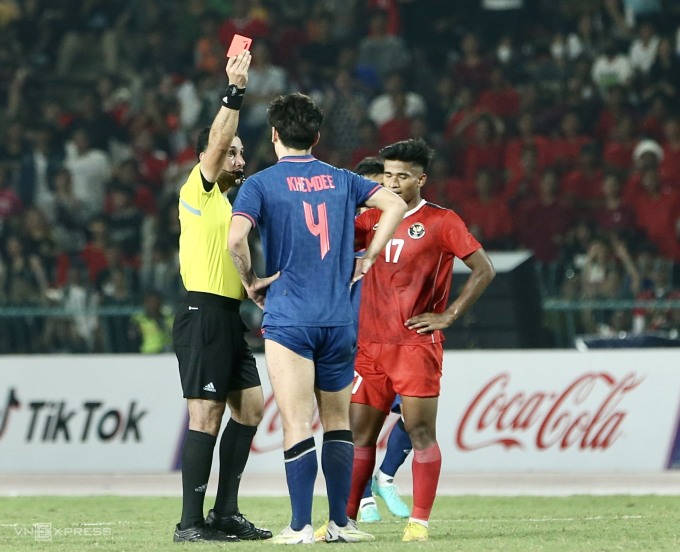 Jonathan Khemdee (số 4, xanh) nhận thẻ đỏ ở hiệp phụ. Ảnh: Đức Đồng
