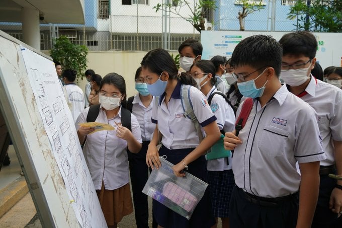 Candidates see the map and are guided to the exam room. Photo: Nhat Le