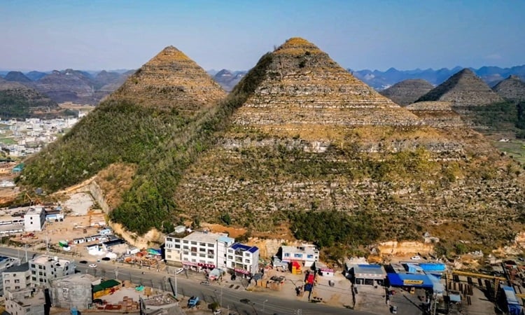 Montañas únicas con forma de pirámide