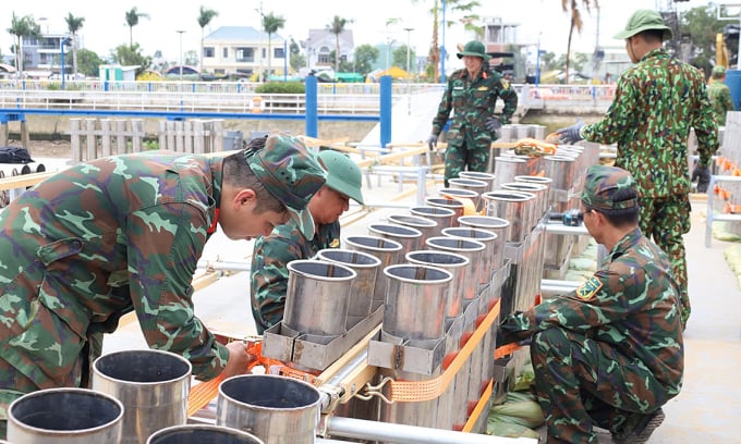 Thiết bị bắn pháo hoa được chuẩn bị đưa lên sà lan lắp đặt, ngày 8/2. Ảnh: An Bình