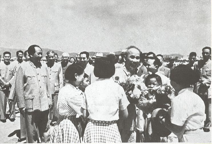 زار الرئيس هو تشي مينه الصين. الجماهير قدمت له الزهور، يوليو 1955. المصدر: أرشيف وزارة الخارجية
