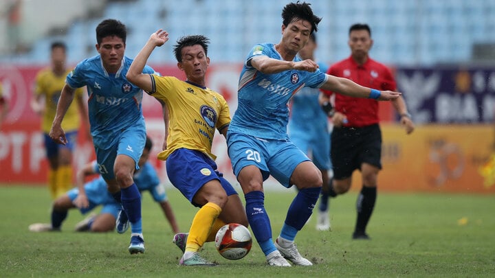 Ascendió el Club Da Nang (camiseta azul).