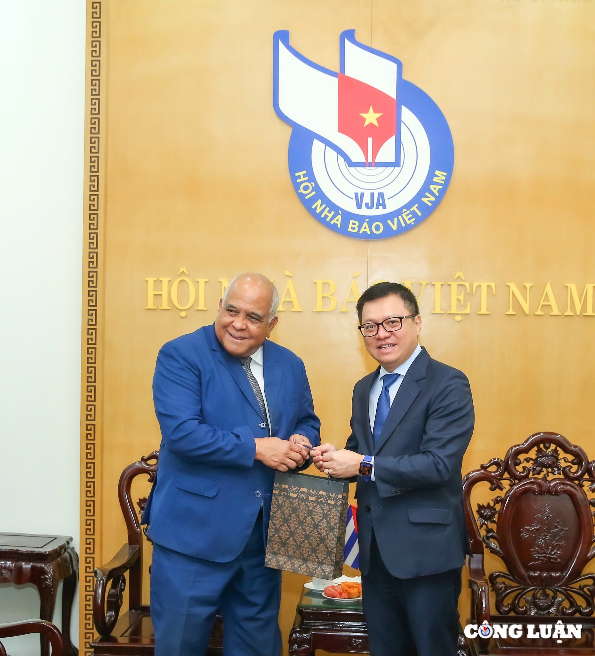 Chairman of Vietnam Journalists Association receives Cuban Ambassador delegation photo 4