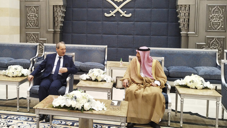 Nach zehn Jahren des Abbruchs der Beziehungen eröffnen Syrien und Saudi-Arabien ihre Botschaften wieder