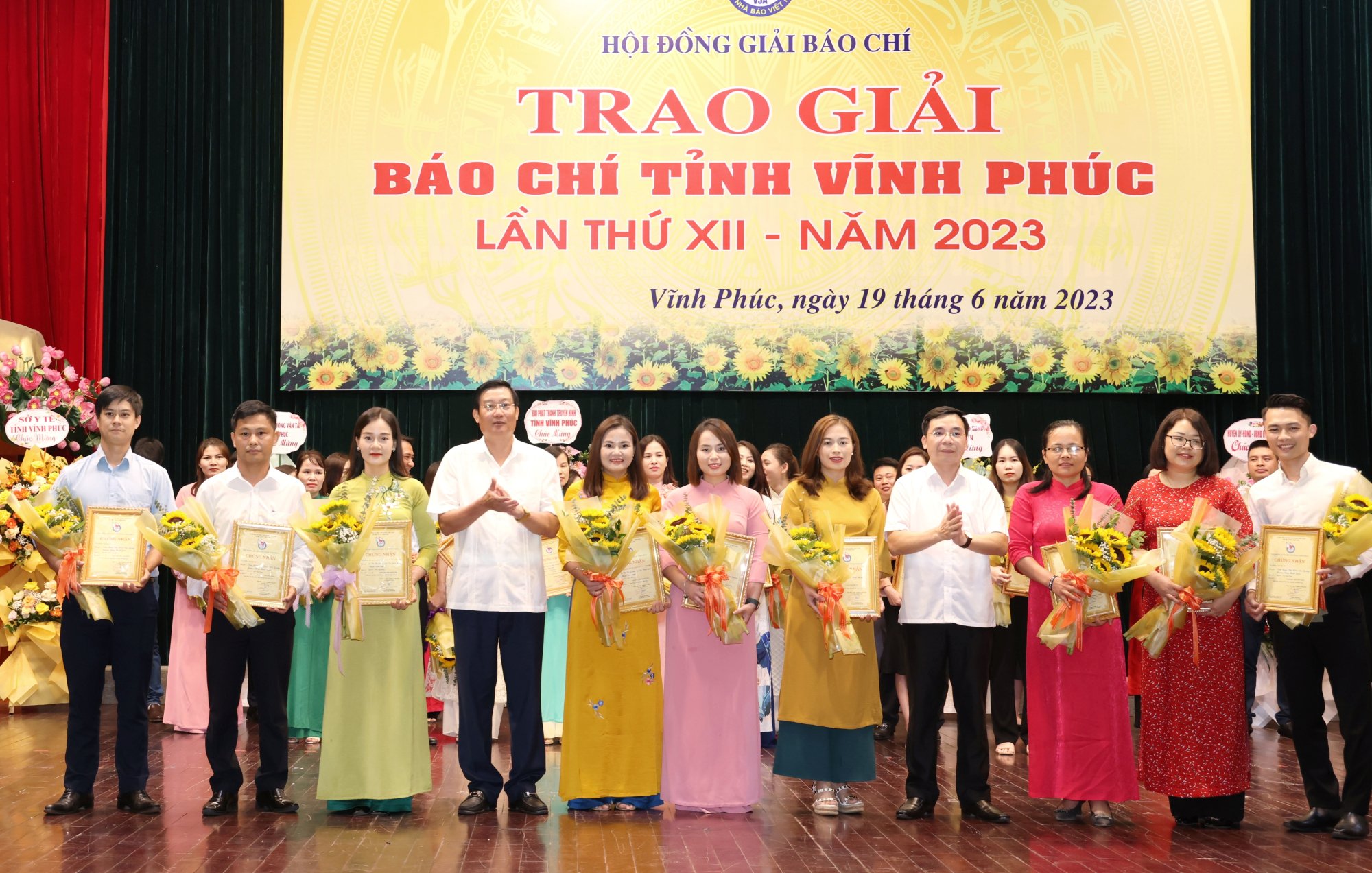 ពានរង្វាន់កាសែតខេត្ត Vinh Phuc លើកទី១២ បានលើកសរសើរស្នាដៃឆ្នើមចំនួន ៣៥ រូបភាព ១