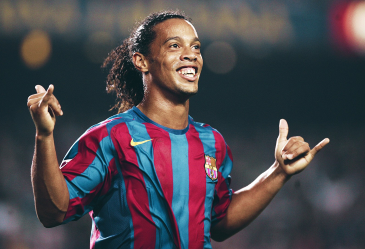 Les médias européens ont un jour décrit le style de jeu de Ronaldinho ainsi : « Il joue comme s'il jouait au futsal sur la plage. Il s'exprime librement, sans crainte. » Ronaldinho est l’un des meilleurs dribbleurs de tous les temps. Aujourd'hui, les images de Ronaldinho tourmentant la défense du Real Madrid lors des matchs du Clasico sont toujours partout sur les réseaux sociaux. Avant que Messi ne rejoigne l'équipe première de Barcelone, Ronaldinho était le joueur le plus important des Blaugrana. Il a remporté la Coupe du monde, la Ligue des champions, la Liga et a remporté le Ballon d'Or en 2005.