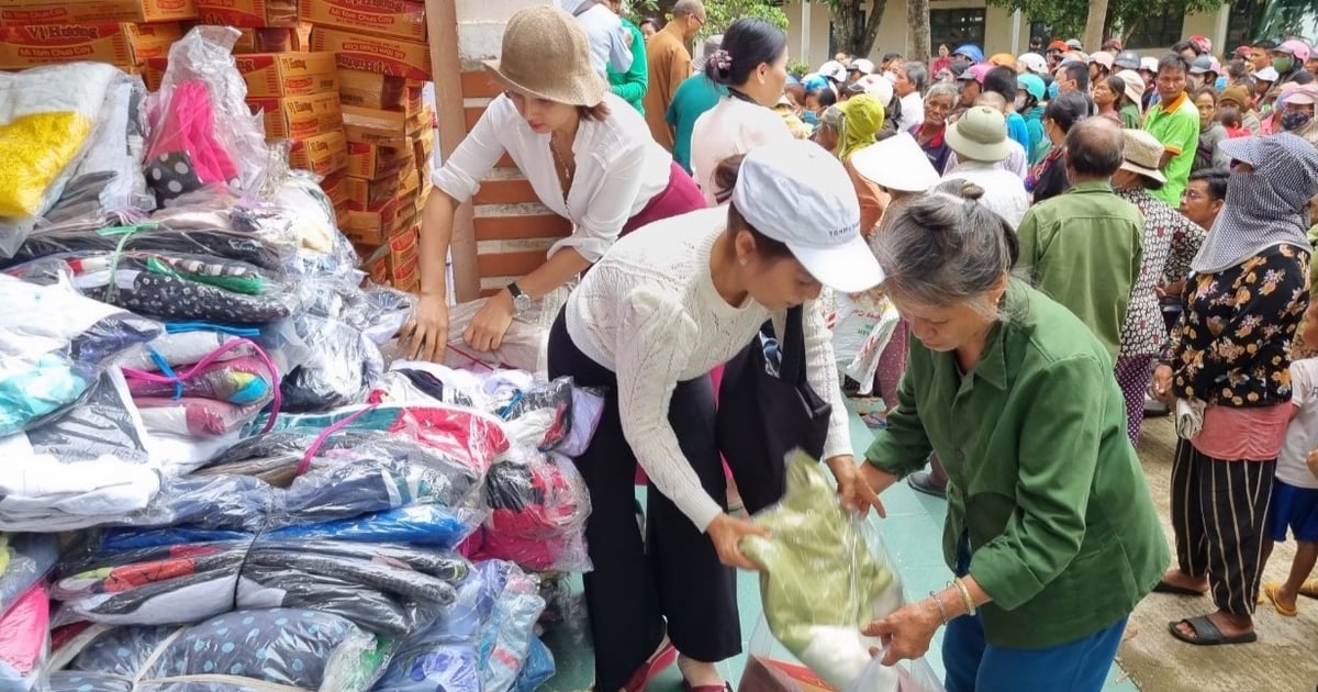 Entrega de 500 regalos a estudiantes pobres y desfavorecidos del distrito de Phu Thien