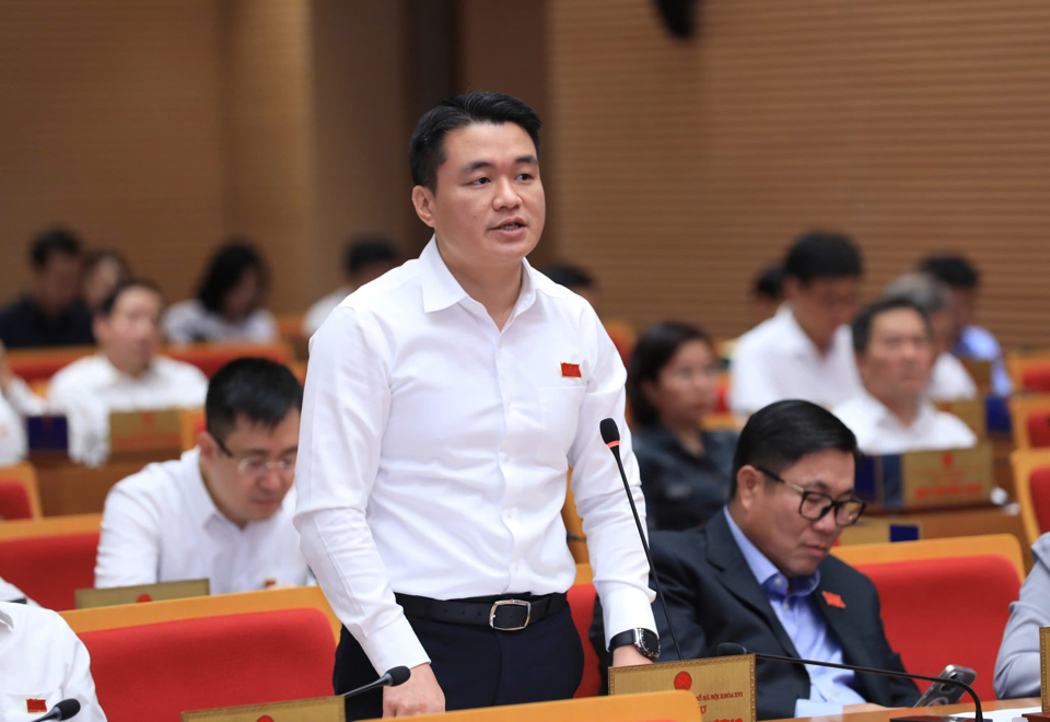 El jefe del Comité Jurídico del Consejo Popular de Hanoi, Duy Hoang Duong, presentó el informe de auditoría.