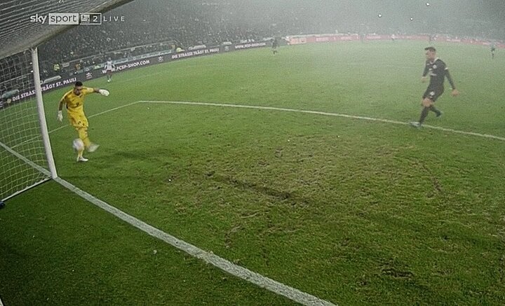 Pha phản lưới của Hamburger SV ở derby Hamburg.