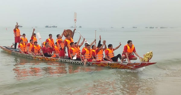 Thousands cheer on boat race connecting island districts