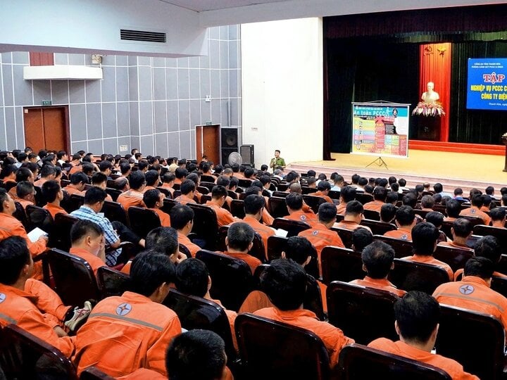 Chaque année, la compagnie d'électricité de Thanh Hoa se coordonne avec la police provinciale des incendies pour organiser des formations pour les employés sur la prévention des incendies et les opérations de sauvetage.