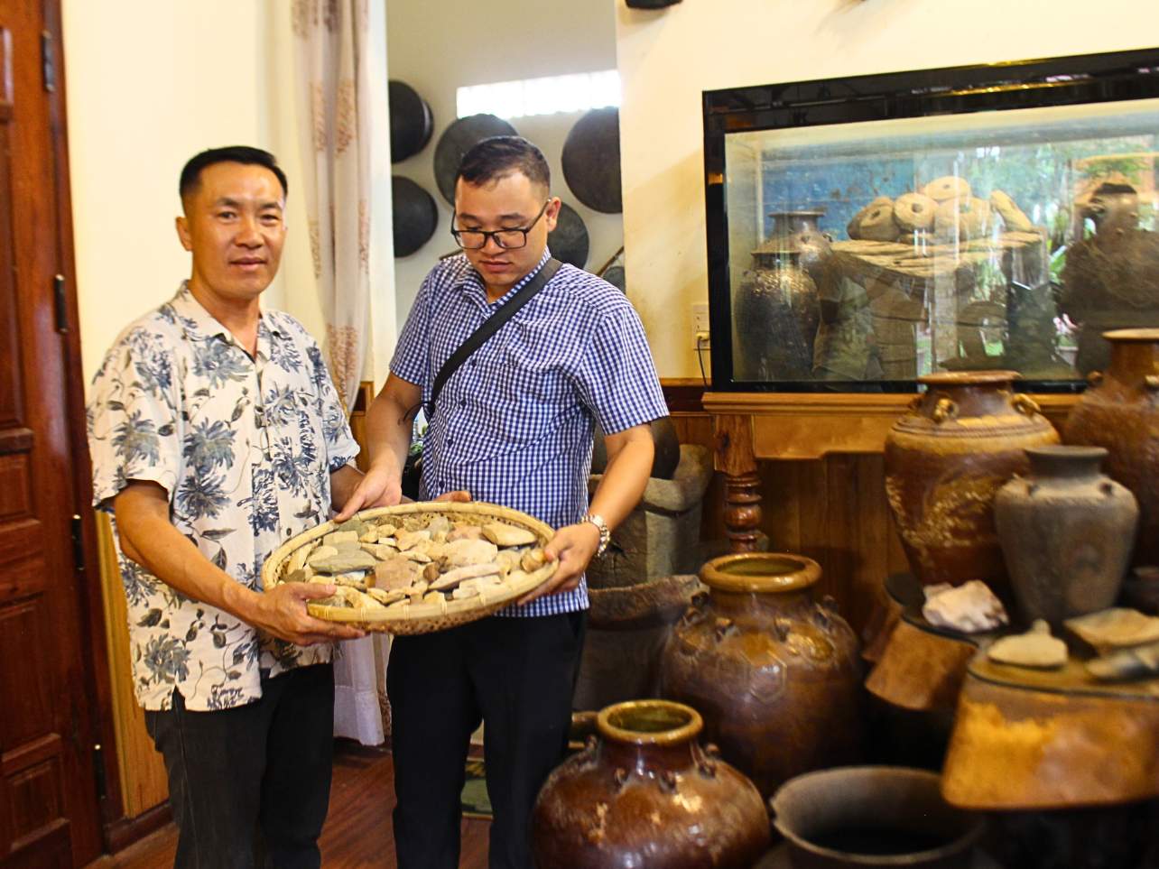 El Sr. Huynh Dang Hien (izquierda) actualmente posee una colección de más de 3.000 artefactos. Foto: Le Nguyen