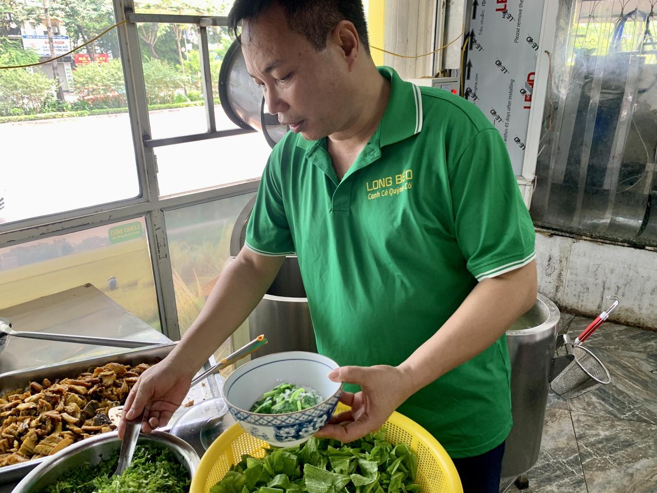 El Sr. Long tiene casi 20 años de experiencia preparando este plato. Foto: Nhat Minh