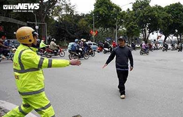 하노이 교통경찰은 교통법규를 위반한 보행자를 경고하고 처리한 적이 있습니다. (사진: 하민)