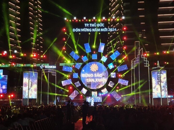 The event with vibrant performances by famous singers and DJs along with international standard stage lighting and sound systems immersed the audience in a lively and impressive music party.