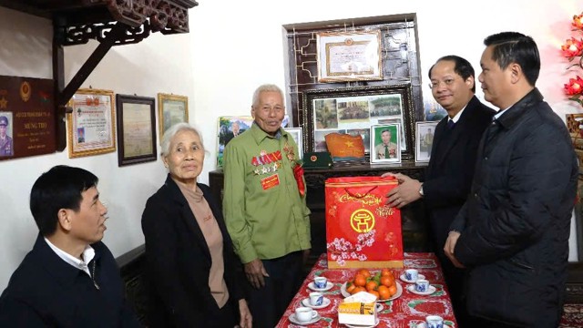 Le chef du département de la propagande du comité du parti de la ville a rendu visite aux familles politiques du district de Dan Phuong et leur a souhaité une bonne année