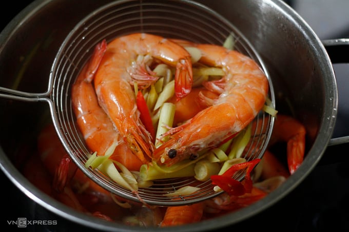 Les fruits de mer cuits à la vapeur et accompagnés de bière sont des plats qui produisent de l'alcool. Photo : Bui Thuy