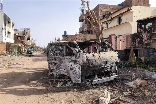 В ходе столкновений в Омдурмане, Судан, сожжены автомобили и дома. Фото: AFP/VNA