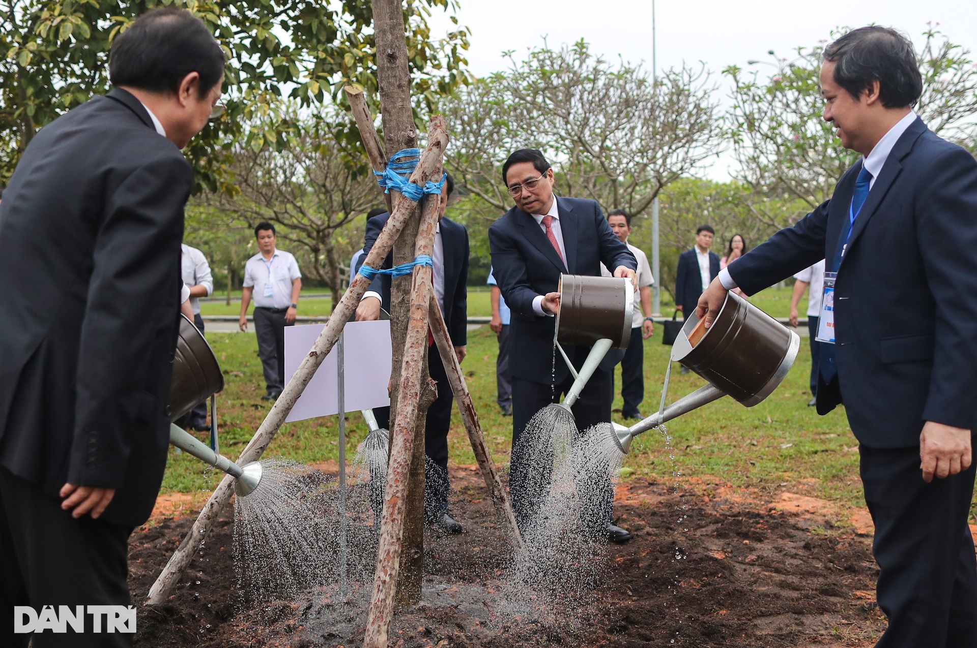 Thủ tướng Phạm Minh Chính gặp gỡ sinh viên Đại học Quốc gia TPHCM - 9