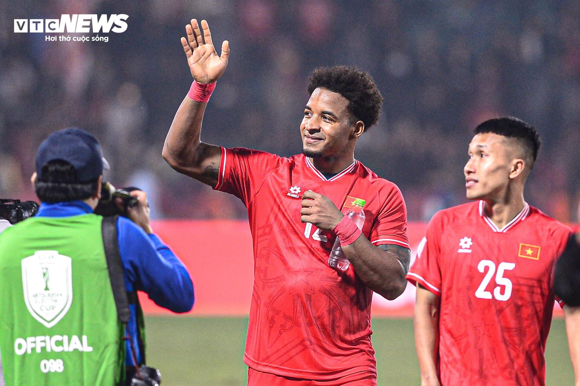 Gros plan de Xuan Son déchirant son maillot et son filet contre Singapour pour amener le Vietnam en finale - 16