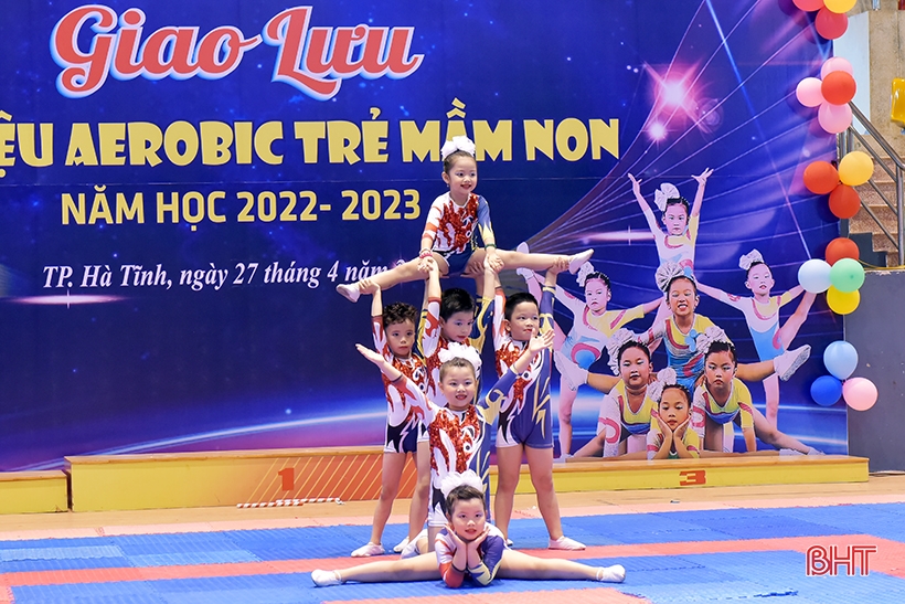 Ha Tinh preschool children are adorable in aerobic dance