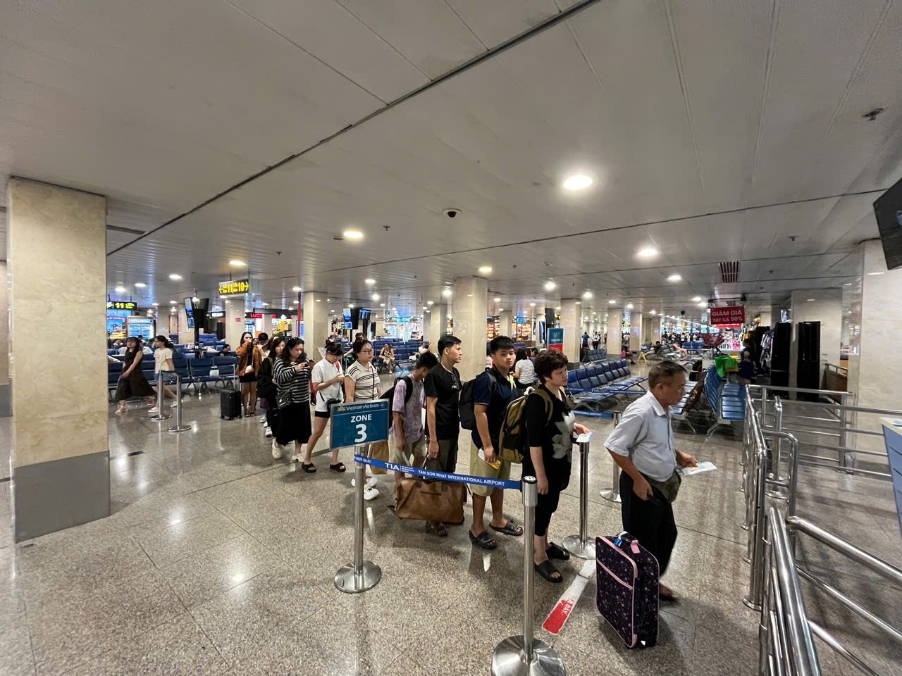 First day of September 2nd holiday: Train stations and bus stations crowded, Tan Son Nhat airport surprisingly clear photo 21