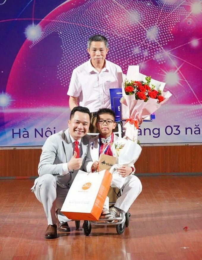 Nguyen Minh Dung takes a photo with his father - Mr. Nguyen Van Tan (standing) and Mr. Nguyen Van Tuan - Chairman of the Vietnam Institute for Educational and Cultural Development, head of the organizing committee. Photo: Provided by the organizing committee