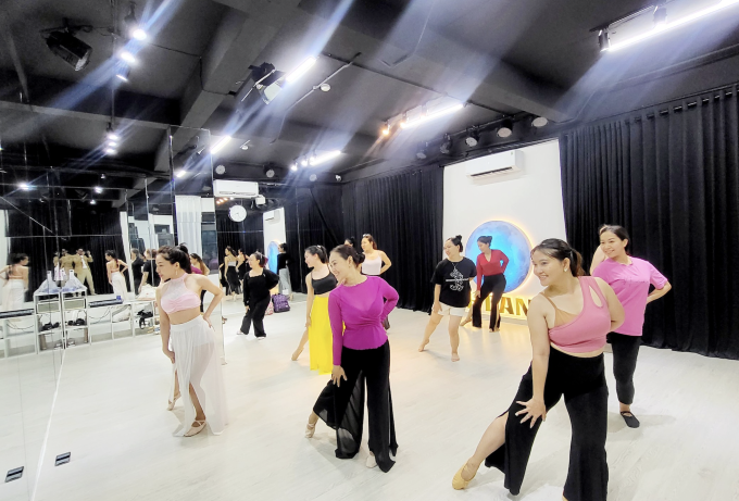 ชั้นเรียนเต้นรำโบราณบนถนน Vinh Khanh เขต 4 เมืองโฮจิมินห์ ตอนเย็นของวันที่ 25 มีนาคม ภาพ: Ngoc Ngan