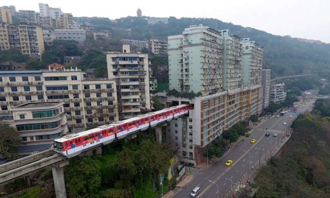 Die Einschienenbahn fährt durch Wohnhäuser in Chongqing. Foto: Mein Platz