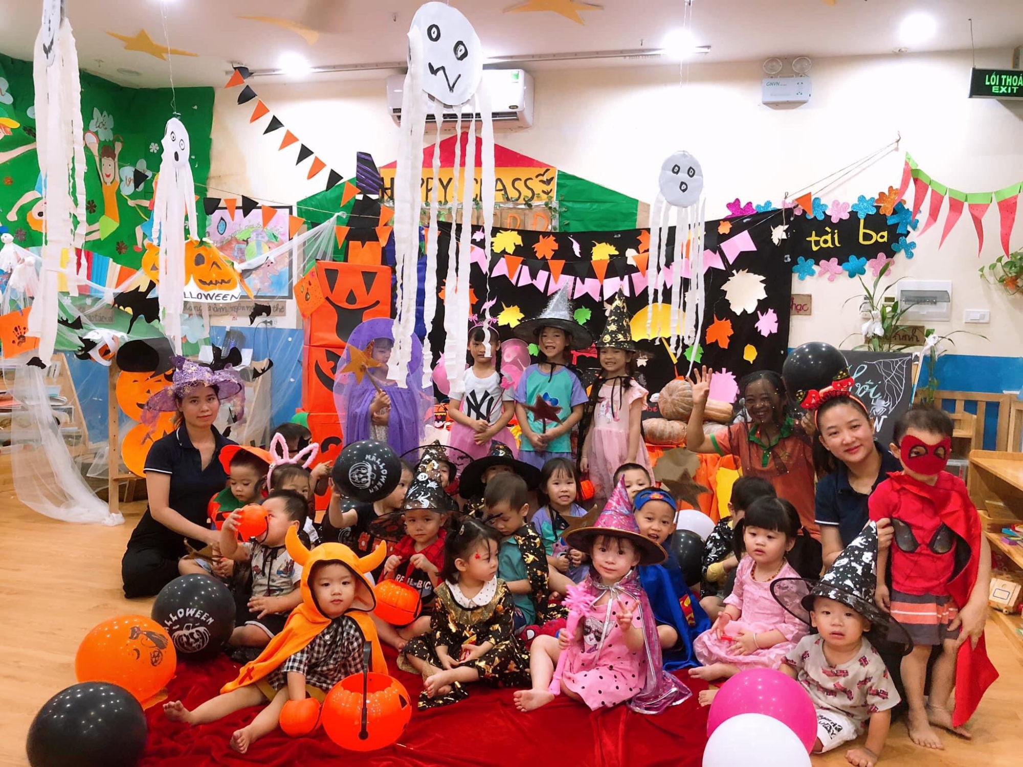 Padres discuten por fiesta de Halloween en foto escolar 2