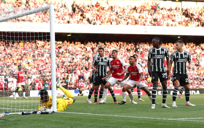 Goalkeeper Andre Onana (in yellow) concedes a goal after Declan Rice's shot increased the score to 2-1, during the Arsenal - Man Utd match on September 3. Photo: Reuters