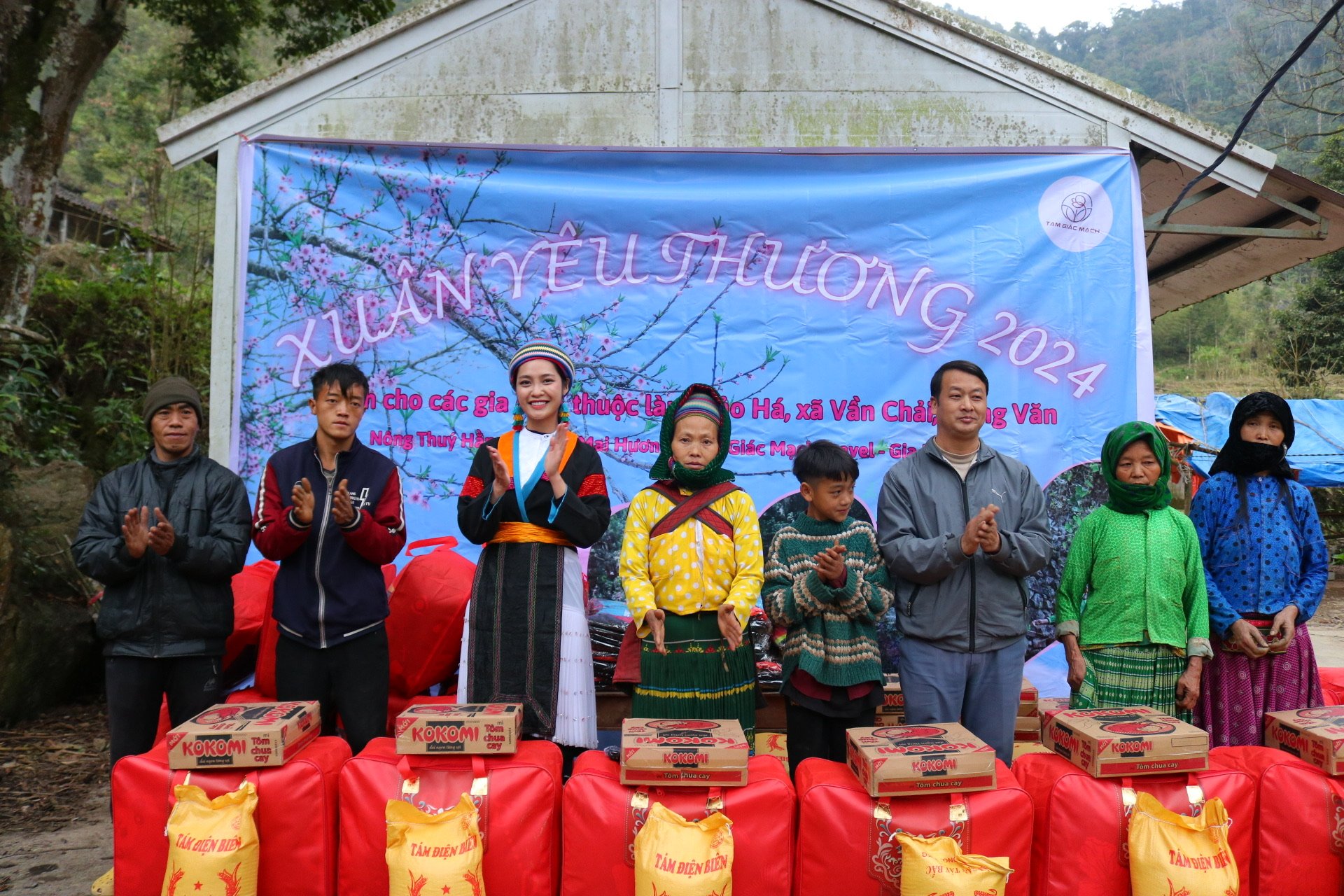 Nông Thúy Hằng đến thăm người dân Sảo Há, nơi quay bộ phim "Tết ở làng Địa Ngục"- Ảnh 5.