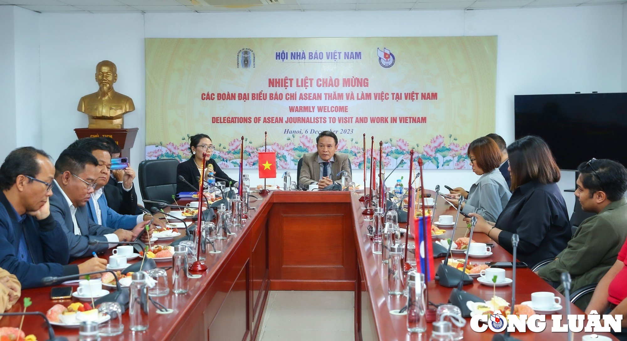 Conférence de presse au Vietnam avec l'ambassade et une délégation de journalistes de la Fédération de presse de l'ASEAN, photo 1