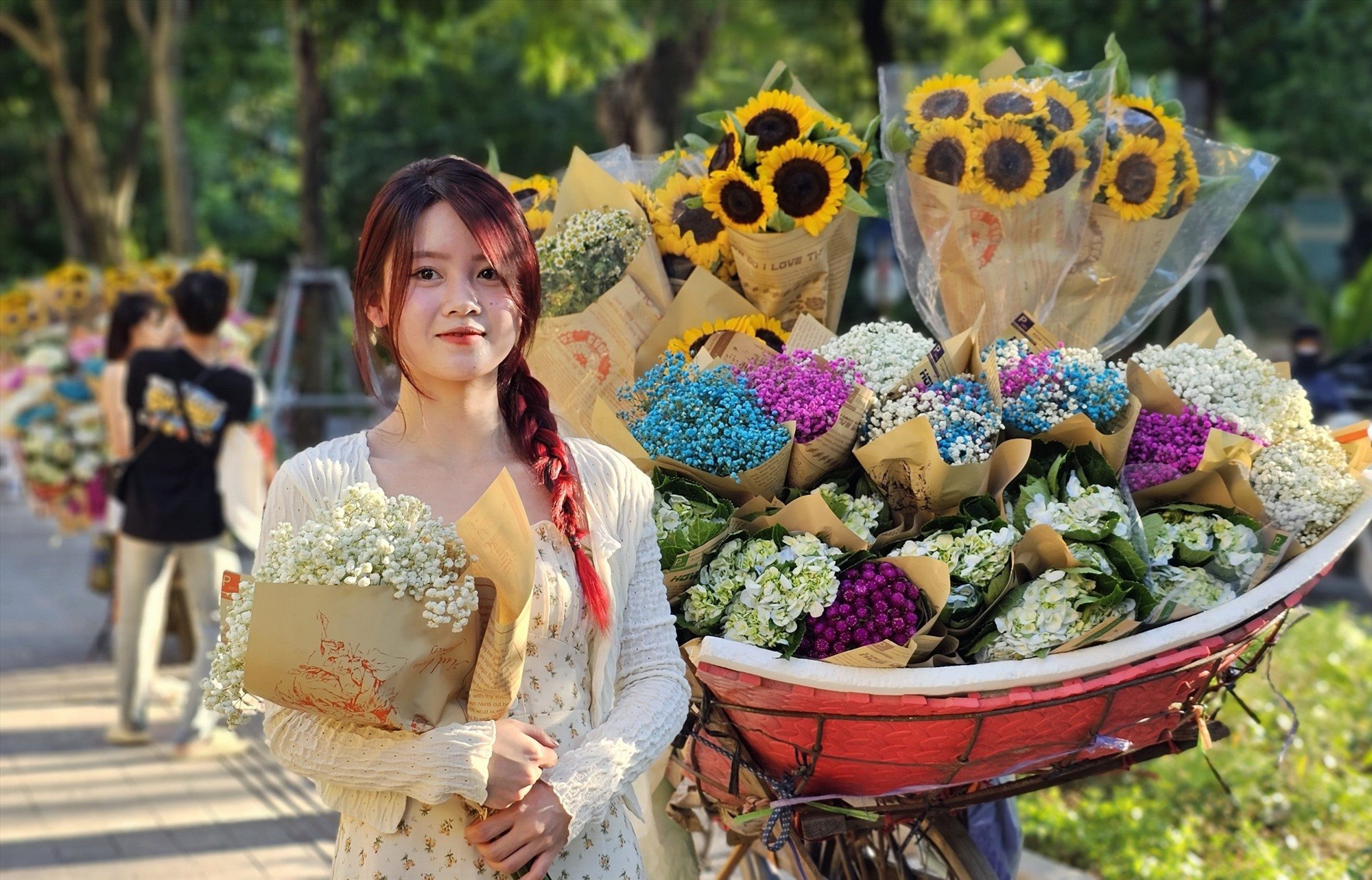 El otoño está llamando a la puerta, las musas se apresuran a registrarse en las calles de Hanoi.