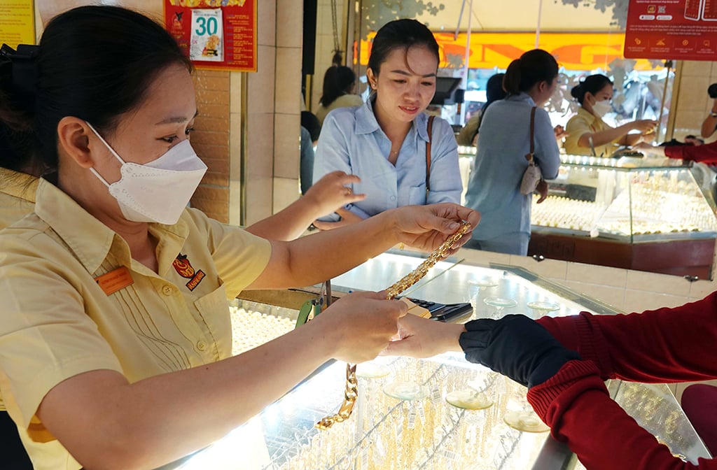 Tăng, giảm đột biến, vàng rơi vào vùng rủi ro - Ảnh 1.