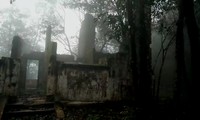 Мрачная и призрачная сцена рухнувшего дома на высоте 1400 метров на горе Бать Ма.