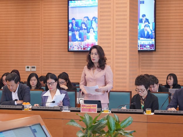 Deputy Director in charge of Hanoi Department of Industry and Trade Nguyen Kieu Oanh informed about policies of the Industry and Trade sector. Photo: Pham Hung