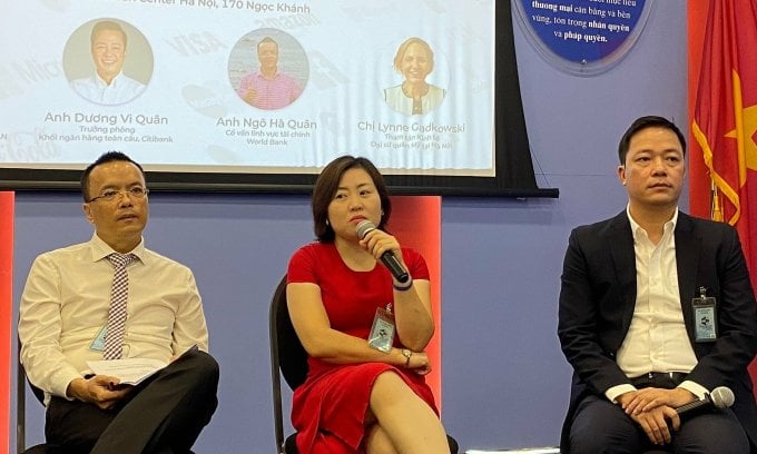 Herr Duong Vi Quan, Frau Bui Thi Viet Lam und Herr Ngo Ha Quan (von rechts nach links) bei der Talkshow am Nachmittag des 24. Mai in der US-Botschaft, Hanoi. Foto: Binh Minh