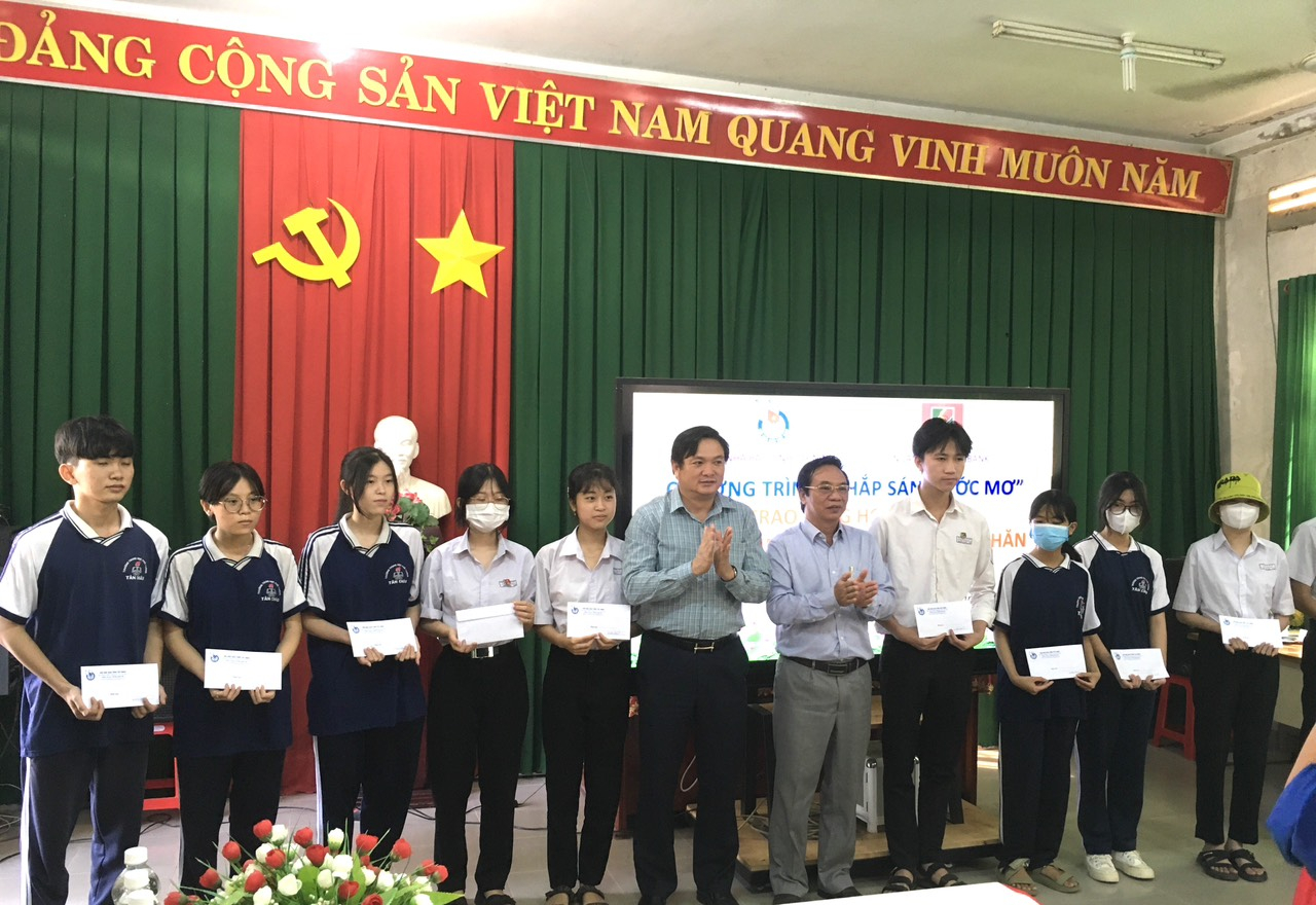 hoi nha bao tinh tay ninh trao hoc bong cho hoc sinh co hoan canh kho khan tren dia ban tinh hinh 1