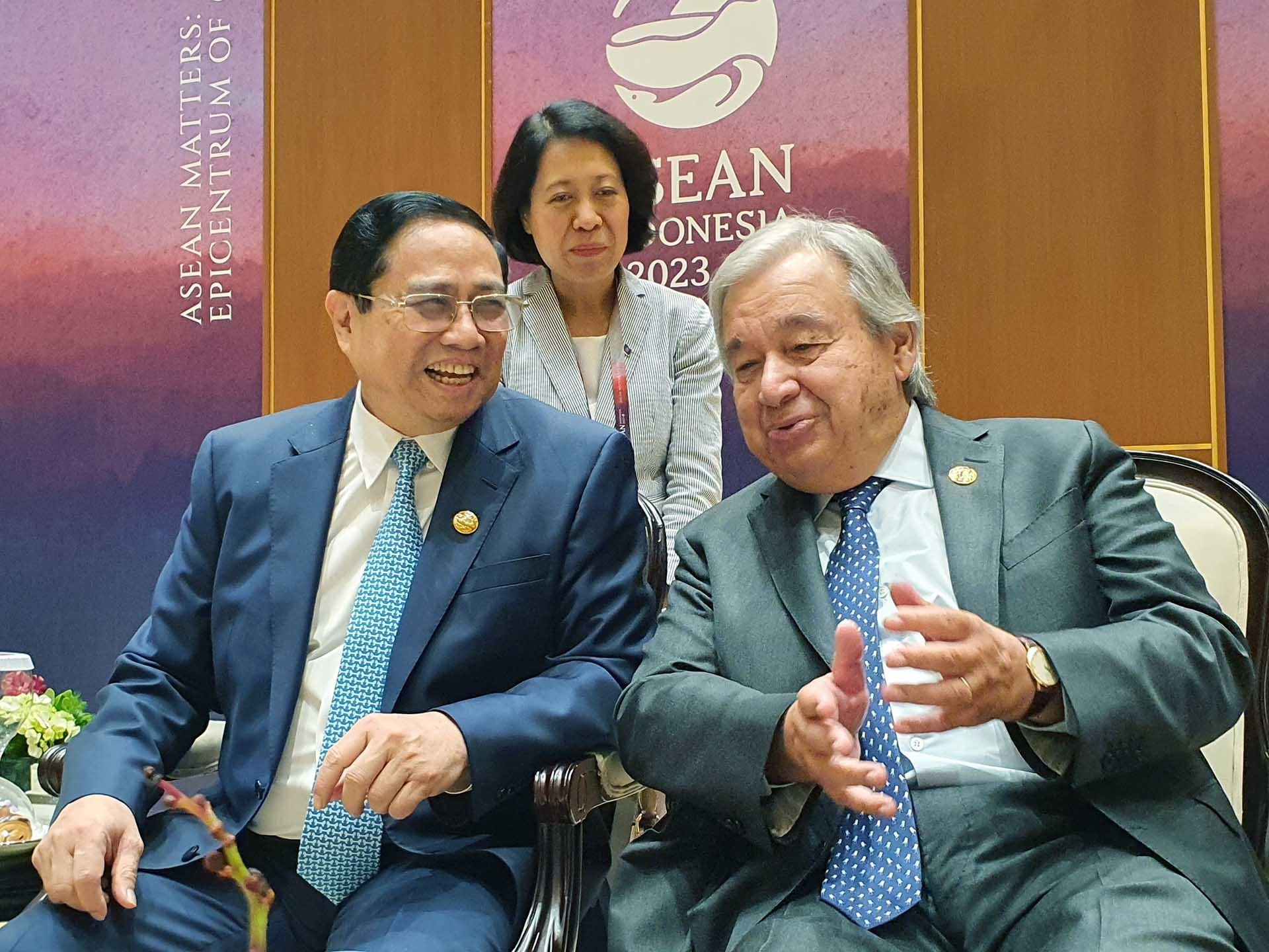 Thủ tướng Phạm Minh Chính trao đổi với Tổng thư ký Liên hợp quốc Antonio Guterres tại Hội nghị cấp cao ASEAN lần thứ 43 và các hội nghị liên quan tại Jakarta, Indonesia, ngày 7/9. (Nguồn: TTXVN)