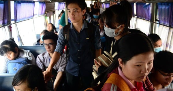 Students of Ho Chi Minh City National University complain of being harassed and robbed on the bus.