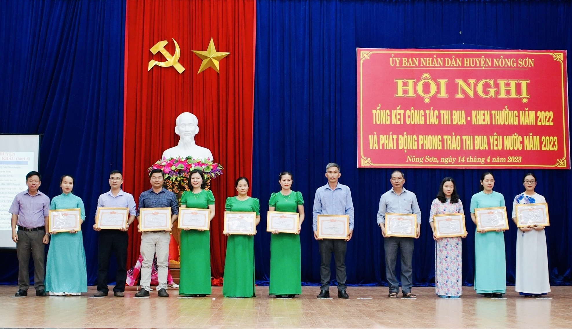 The District People's Committee commended and rewarded outstanding collectives and individuals in the patriotic emulation movement in 2022. Photo: M.THONG-T.LE