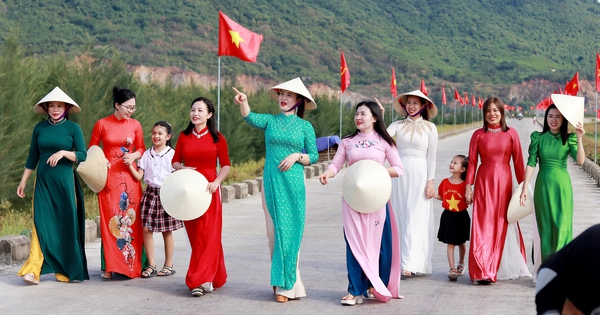 Les gens affluent pour s'enregistrer dans la « rue du drapeau national » le long de la côte de Ha Tinh à l'occasion de la fête nationale le 2 septembre