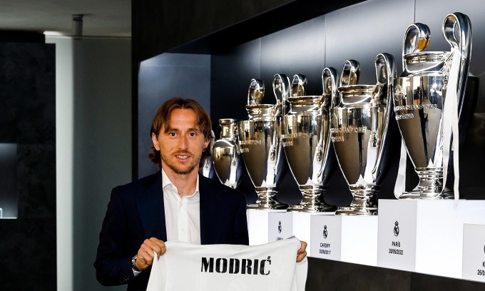 Modric trong lễ công bố gia hạn hợp đồng một với Real hè năm ngoái. Ảnh: AFP