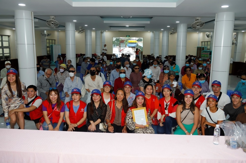 Les membres de l'association caritative Tu Tam ont pris des photos souvenirs avec la population locale.