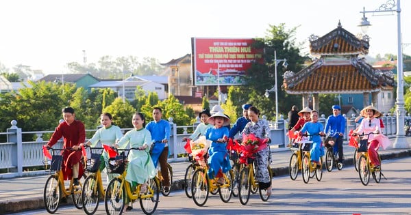 Hàng trăm người tham gia hoạt động "Áo dài với đạp xe vì môi trường"